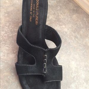 Donald Pliner Kitten heel